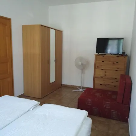 Apartment Mit Pool Direkt Am Balatonmariafurdo